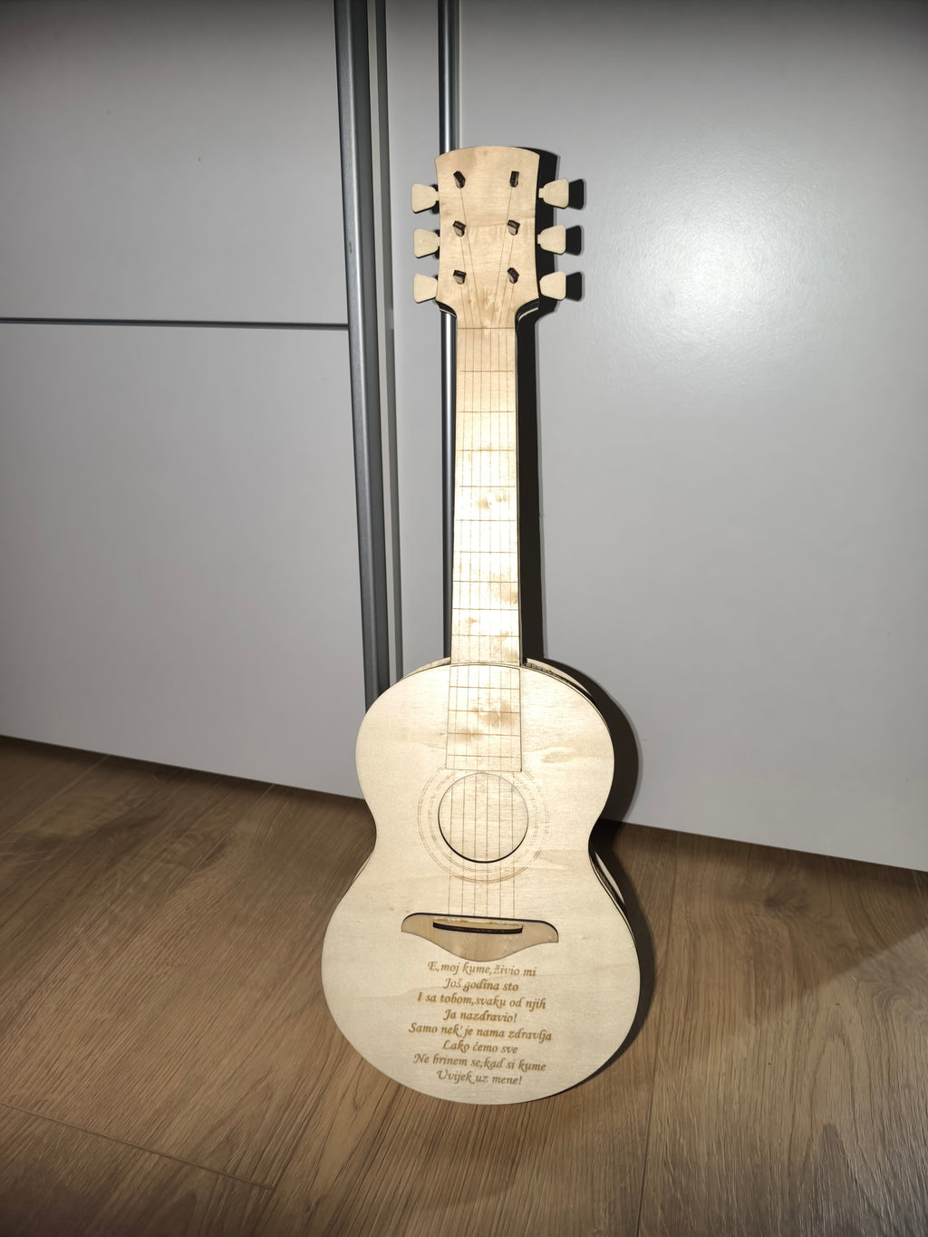 Personalizirana kutija u obliku gitare