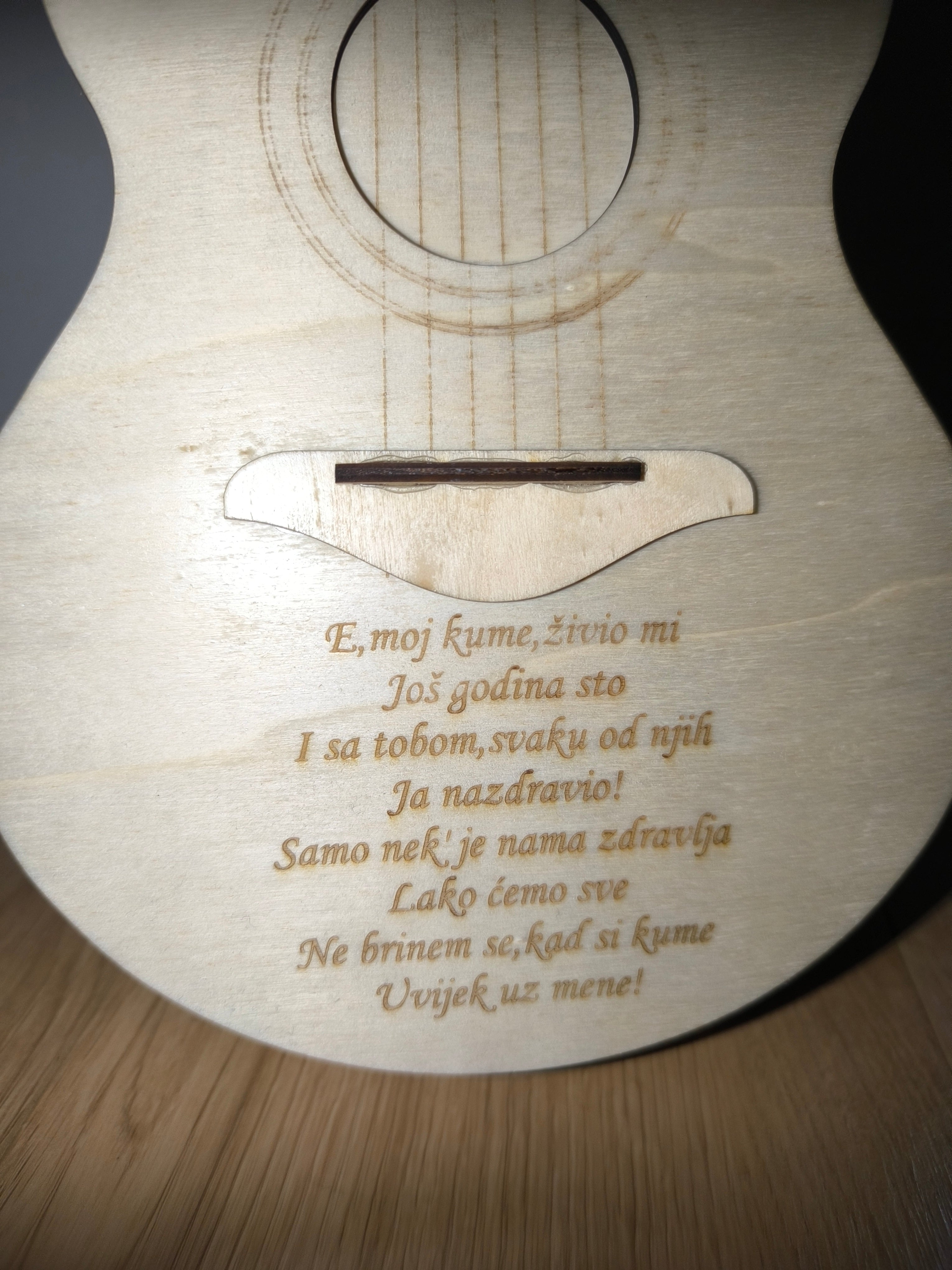 Personalizirana kutija u obliku gitare
