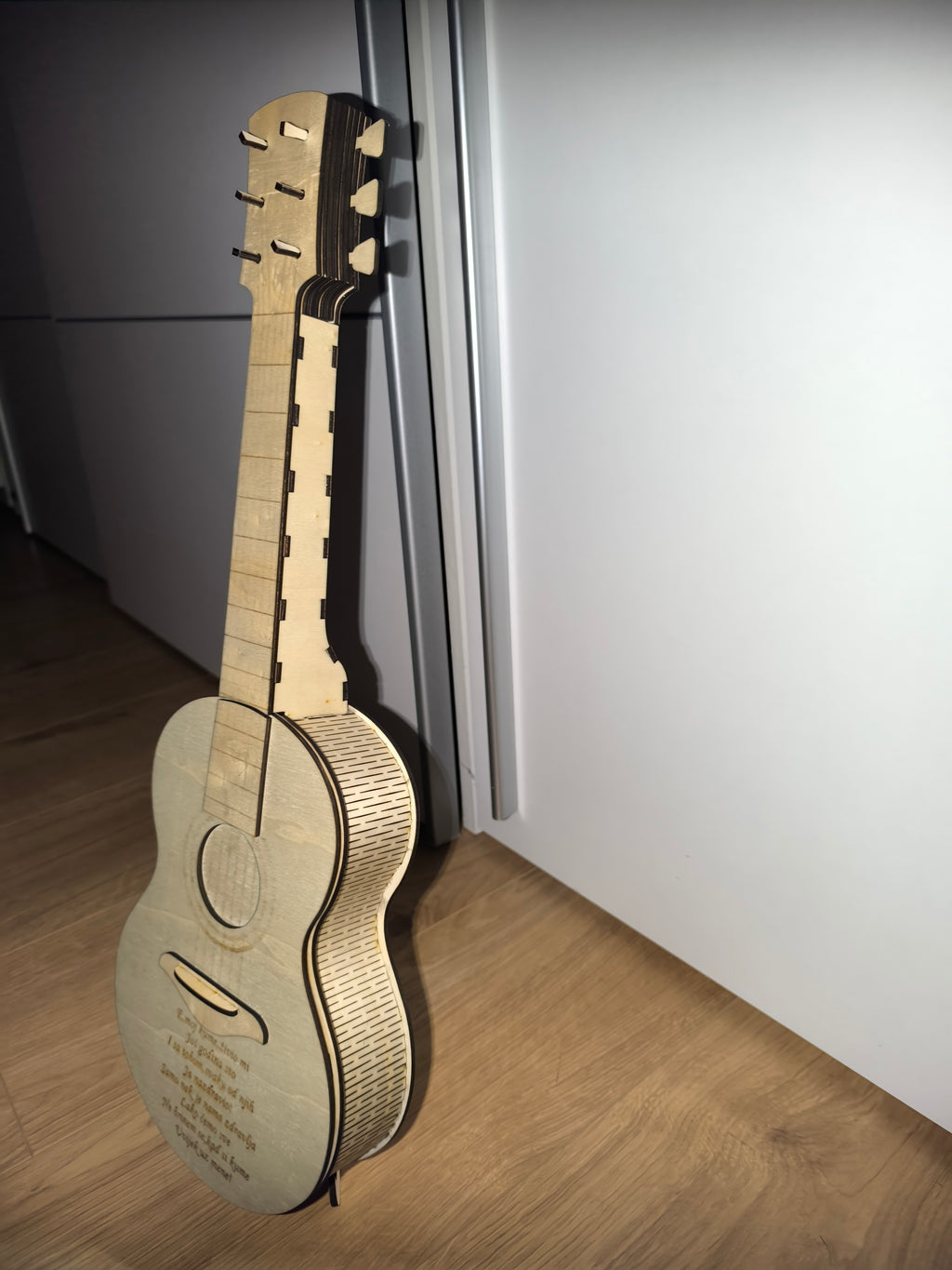 Personalizirana kutija u obliku gitare