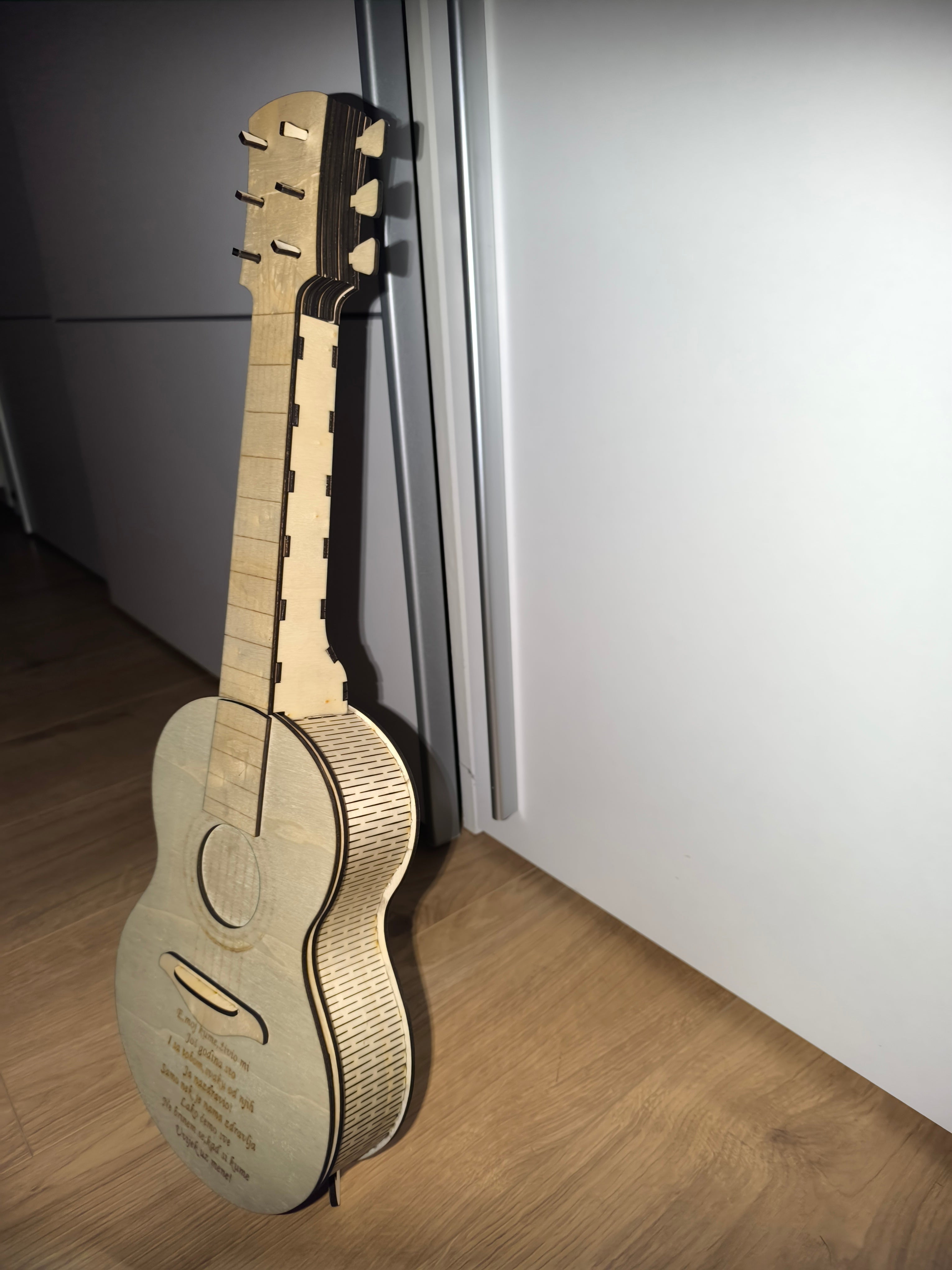 Personalizirana kutija u obliku gitare